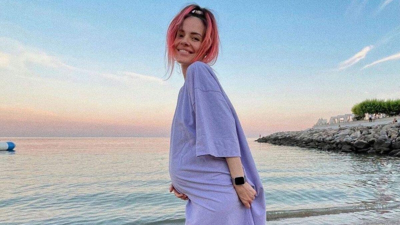 Беременная MamaRika прогулялась побережьем Днепра фото нежного образа