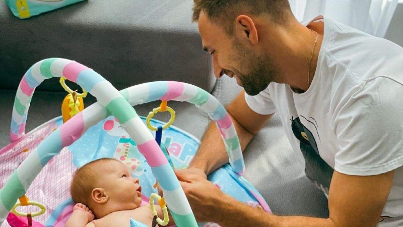 Максим Михайлюк показал фото с крошечной дочкой