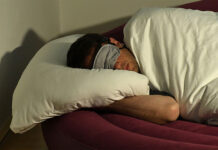Редкое заболевание заставило мужчину спать по 300 дней в году