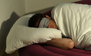 Редкое заболевание заставило мужчину спать по 300 дней в году