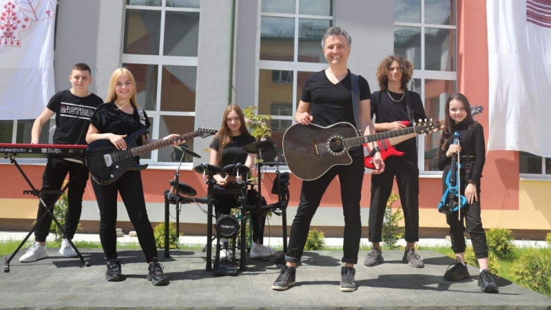 Виктор Винник спел с детьми песню Я с Украины: видео