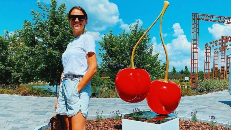 Жена Решетника поразила стильным образом в Черкассах фото